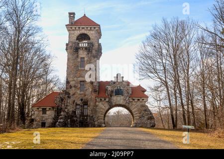 New Paltz, NY - USA - 15. März 2022: Landschaftsansicht des historischen Mohonk Testimonial Gateway. Das steinerne Torhaus wurde 1908 erbaut und war der Eingang Stockfoto