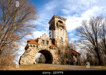 New Paltz, NY - USA - 15. März 2022: Drei Viertel Ansicht des historischen Mohonk Testimonial Gateway. Das steinerne Torhaus wurde 1908 erbaut und war es Stockfoto