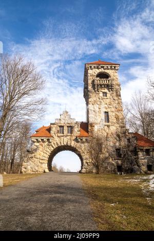 New Paltz, NY - USA - 15. März 2022: Vertikale Ansicht des historischen Mohonk Testimonial Gateway. Das steinerne Torhaus wurde 1908 erbaut und war der Eingang Stockfoto