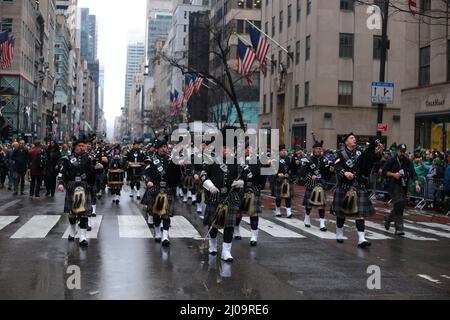 Nach 2 Jahren ohne St. Patricks Day Parade in NYC, wegen COVID . die New York City Parade ist zurückgekehrt. Stockfoto