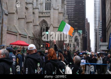 Nach 2 Jahren ohne St. Patricks Day Parade in NYC, wegen COVID . die New York City Parade ist zurückgekehrt. Stockfoto