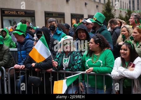 Nach 2 Jahren ohne St. Patricks Day Parade in NYC, wegen COVID . die New York City Parade ist zurückgekehrt. Stockfoto