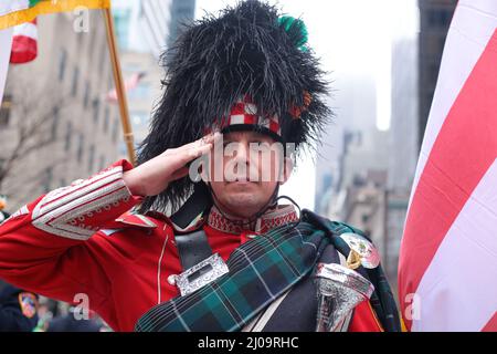 Nach 2 Jahren ohne St. Patricks Day Parade in NYC, wegen COVID . die New York City Parade ist zurückgekehrt. Stockfoto