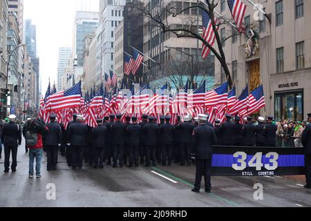 Nach 2 Jahren ohne St. Patricks Day Parade in NYC, wegen COVID . die New York City Parade ist zurückgekehrt. Stockfoto