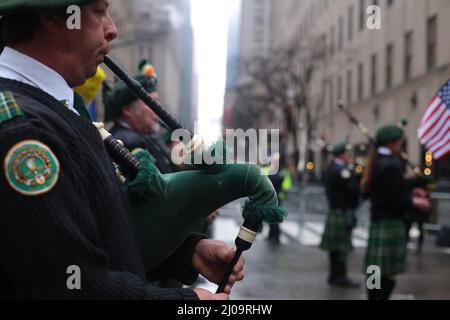 Nach 2 Jahren ohne St. Patricks Day Parade in NYC, wegen COVID . die New York City Parade ist zurückgekehrt. Stockfoto