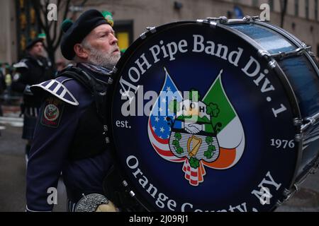 Nach 2 Jahren ohne St. Patricks Day Parade in NYC, wegen COVID . die New York City Parade ist zurückgekehrt. Stockfoto