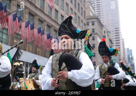 Nach 2 Jahren ohne St. Patricks Day Parade in NYC, wegen COVID . die New York City Parade ist zurückgekehrt. Stockfoto