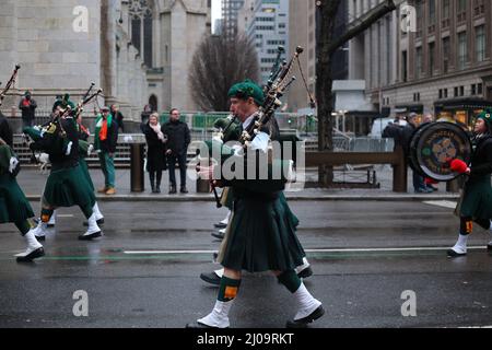 Nach 2 Jahren ohne St. Patricks Day Parade in NYC, wegen COVID . die New York City Parade ist zurückgekehrt. Stockfoto