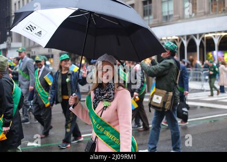 Nach 2 Jahren ohne St. Patricks Day Parade in NYC, wegen COVID . die New York City Parade ist zurückgekehrt. Stockfoto