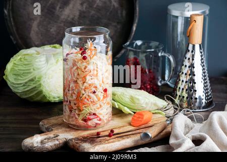 Fermentierter Kohl, Sauerkraut im Glas auf dem Tisch in der Küche, Nahaufnahme, fermentierte konservierte vegetarische Speisen Stockfoto
