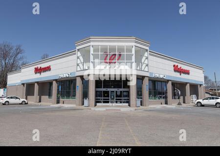 Brownsburg - ca. März 2022: Walgreens Apotheke und Warenstandort. Walgreens ist die zweitgrößte Apothekenkette in den USA. Stockfoto