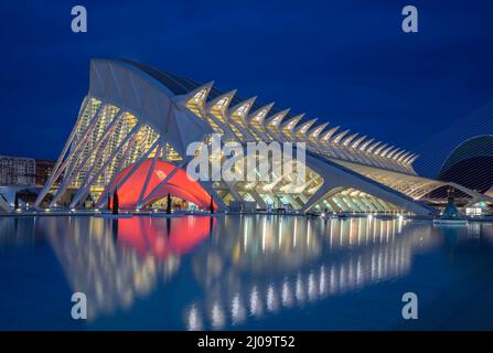 VALENCIA, SPANIEN - 15. FEBRUAR 2022: Die Stadt der Künste - Wissenschaftsmuseum, entworfen vom valencianischen Architekten Santiago Calatrava. Stockfoto