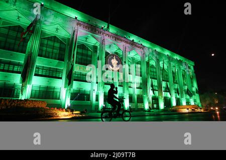 Bangkok, Thailand. 17. März 2022. Die Bangkok Metropolitan Administration (BMA) tritt dem Global Greening Program 2022 bei, um Aktivitäten zur Feier der Republik Irland (St. Patrick's Day) im Rathaus von Bangkok zwischen 7 und 10 Uhr grünes Licht geben. Stockfoto