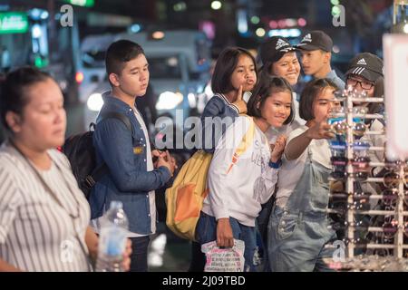 Urbane Szene vom berühmten Nachtmarkt in Hua hin. Hua hin ist ein beliebtes Touristenziel in Thailand. Stockfoto