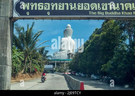 Der berühmte 45 Meter große Big Buddha in Karon in Phuket. Phuket ist eine große Insel und ein beliebtes Reiseziel im Süden Thailands. Stockfoto