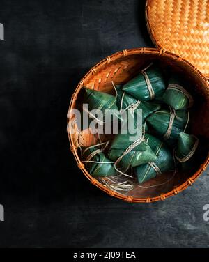 Zongzi Reisknödel шт ein Dampfer für das traditionelle chinesische Drachenbootfest (Duanwu Festival) auf dunkelschwarzem Hintergrund Stockfoto