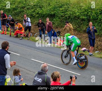 Louverne, Frankreich - 30. Juni 2021: Der Manx-Radfahrer Mark Cavendish vom Deceuninck-Quick Step Team in Green Jersey fährt während der Etappe im Regen Stockfoto