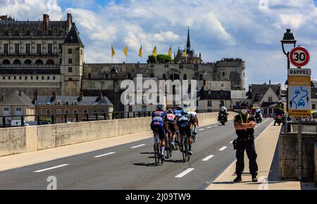 Amboise, Frankreich - Juli 1,2021: Rückansicht der abtrünnigen Fahrt auf einer Straße in Amboise während der Tour de France 2021. Stockfoto