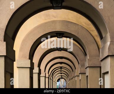 Bogengang der Ponte Vecchio, einer mittelalterlichen Brücke über den Arno, Florenz, Toskana, Italien Stockfoto