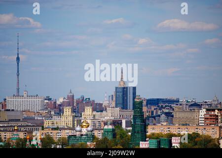 Moskau Panorama mit weißem Haus und Ostankino tv und Radio-Turm Stockfoto