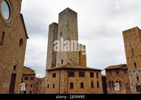 Türme auf der Piazza della Cisterna im historischen Zentrum von San Gimignano, UNESCO-Weltkulturerbe, Provinz Siena, Toskana, Italien Stockfoto