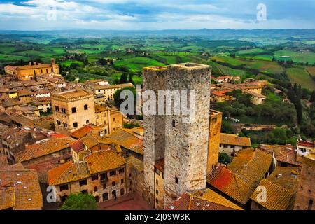 Salvucci Türme und Rotdachhäuser im historischen Zentrum von San Gimignano, UNESCO-Weltkulturerbe, Provinz Siena, Toskana, Italien Stockfoto