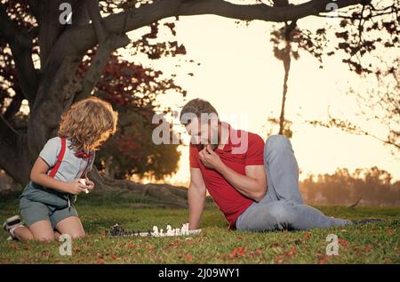 Elternschaft und Kindheit. Schachmatt. Zeit zusammen. Strategisch und taktisch. Tutorenschaft. Stockfoto