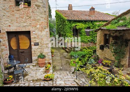 Castiglione d'Orcia (auch bekannt als Rocca di Tentennano) auf dem Hügel, Provinz Siena, Toskana, Italien Stockfoto