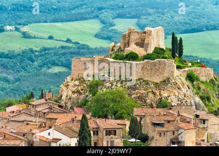 Castiglione d'Orcia (auch bekannt als Rocca di Tentennano) auf dem Hügel, Provinz Siena, Toskana, Italien Stockfoto