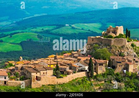 Castiglione d'Orcia (auch bekannt als Rocca di Tentennano) auf dem Hügel, Provinz Siena, Toskana, Italien Stockfoto