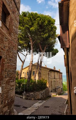 Castiglione d'Orcia (auch bekannt als Rocca di Tentennano) auf dem Hügel, Provinz Siena, Toskana, Italien Stockfoto