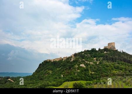 Castiglione d'Orcia (auch bekannt als Rocca di Tentennano) auf dem Hügel, Provinz Siena, Toskana, Italien Stockfoto