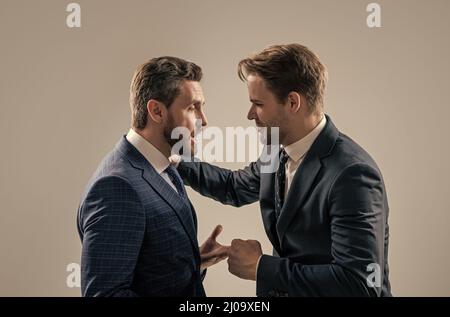 Chef und Mitarbeiter. Uneinvernehmliche Männer Partner. Business-Wettbewerb. Businessmeeting. Stockfoto
