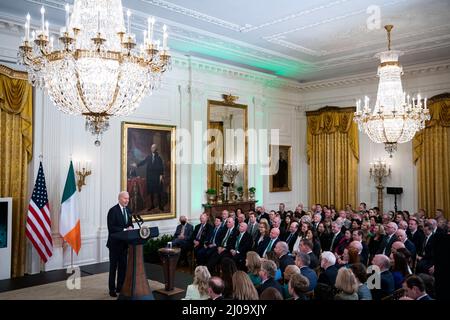 Washington, USA. 17. März 2022. US-Präsident Joe Biden spricht während einer Veranstaltung zum St. Patrick's Day im Ostsaal des Weißen Hauses in Washington, DC, USA, am Donnerstag, den 17. März, 2022. Biden lobte Irland für die Aufnahme ukrainischer Flüchtlinge während eines Treffens mit dem irischen Premierminister Micheal Martin am Donnerstag, das schnell virtualisiert wurde, nachdem der Premier positiv auf Covid-19 getestet wurde. Fotograf: Al Drago/Pool/Sipa USA Kredit: SIPA USA/Alamy Live News Stockfoto