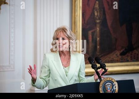 Washington, USA. 17. März 2022. Die US-First Lady Jill Biden spricht während einer Veranstaltung zum St. PatrickÕs Day im Ostsaal des Weißen Hauses in Washington, DC, USA, am Donnerstag, den 17. März, 2022. Biden lobte Irland für die Aufnahme ukrainischer Flüchtlinge während eines Treffens mit dem irischen Premierminister Micheal Martin am Donnerstag, das schnell virtualisiert wurde, nachdem der Premier positiv auf Covid-19 getestet wurde. Fotograf: Al Drago/Pool/Sipa USA Kredit: SIPA USA/Alamy Live News Stockfoto