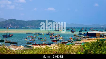 Ein kleines Fischerdorf in der Vu Bay. Viele Fischerboote sind nach dem Nachtangeln an Land. Stockfoto