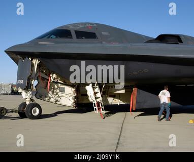 B2 Spirit Bomber, der Spirit of New York, auf dem Asphalt der Edwards Air Force Base in Kalifornien. Stockfoto