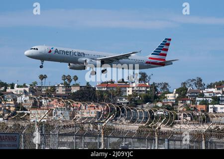 American Airlines Airbus A321 landet auf dem internationalen Flughafen von San Diego Stockfoto
