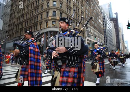 NEW YORK, NEW YORK - 17. März 2022: Die Wantagh Pipe Band tritt bei der St. Patrick's Day Parade am 17. März 2022 in New York auf. (Foto: Gordon Donovan) Stockfoto