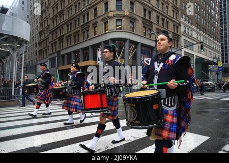 NEW YORK, NEW YORK - 17. März 2022: Die Wantagh Pipe Band tritt bei der St. Patrick's Day Parade am 17. März 2022 in New York auf. (Foto: Gordon Donovan) Stockfoto