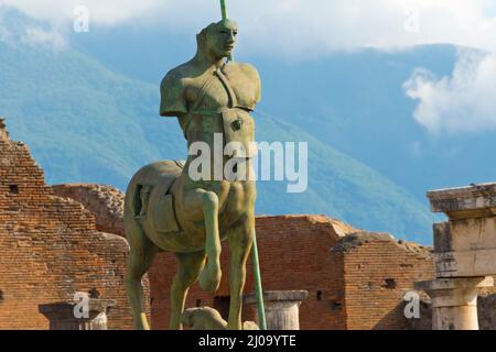 Ruinen von Pompeji, Centaur-Statue im Forum mit dem Vesuv als Hintergrund, UNESCO-Weltkulturerbe, Provinz Neapel, Region Kampanien, Ital Stockfoto