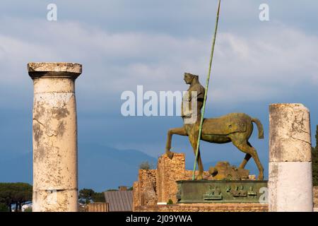 Ruinen von Pompeji, Centaur-Statue im Forum, UNESCO-Weltkulturerbe, Provinz Neapel, Region Kampanien, Italien Stockfoto