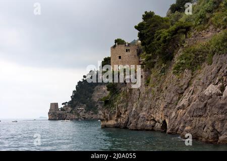 Alte Festung und Stadtmauer von Positano entlang der Amalfiküste, Provinz Salerno, Region Compania, Italien Stockfoto