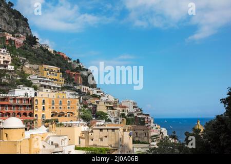 Kirche Santa Maria Assunta und Häuser von Positano entlang der Amalfiküste, Provinz Salerno, Region Compania, Italien Stockfoto
