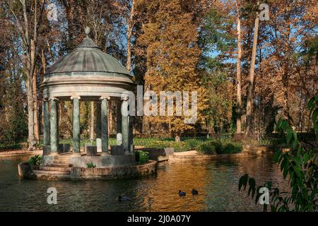 Pavillon auf einem Teich der Chinescos im Garten des Prinzen von Aranjuez, Madrid, Spanien, Europa Stockfoto