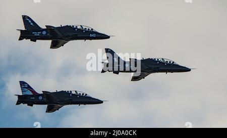 Black Royal Navy Hawk Flugzeuge über Portsmouth Harbour, Großbritannien am 17.. März 2022 für Abschiedsflypast von 736 Naval Air Squadron von RNAS Culdrose. Stockfoto