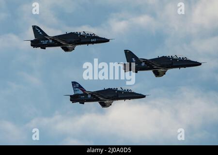 Black Royal Navy Hawk Flugzeuge über Portsmouth Harbour, Großbritannien am 17.. März 2022 für Abschiedsflypast von 736 Naval Air Squadron von RNAS Culdrose. Stockfoto