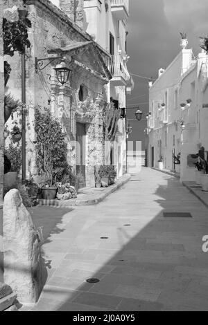 Monopoli - das alte Stadtschiff mit der kleinen Kapelle. Stockfoto