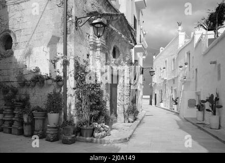 Monopoli - das alte Stadtschiff mit der kleinen Kapelle. Stockfoto