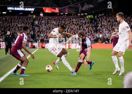 LONDON, GROSSBRITANNIEN. MÄR 17. Anthony Martial aus Sevilla und Tomas Soucek aus West Ham kämpfen während des UEFA Europa League-Spiels zwischen West Ham United und dem FC Sevilla am Donnerstag, dem 17.. März 2022, im London Stadium in Stratford um den Ball. (Kredit: Federico Maranesi | MI Nachrichten) Kredit: MI Nachrichten & Sport /Alamy Live Nachrichten Stockfoto